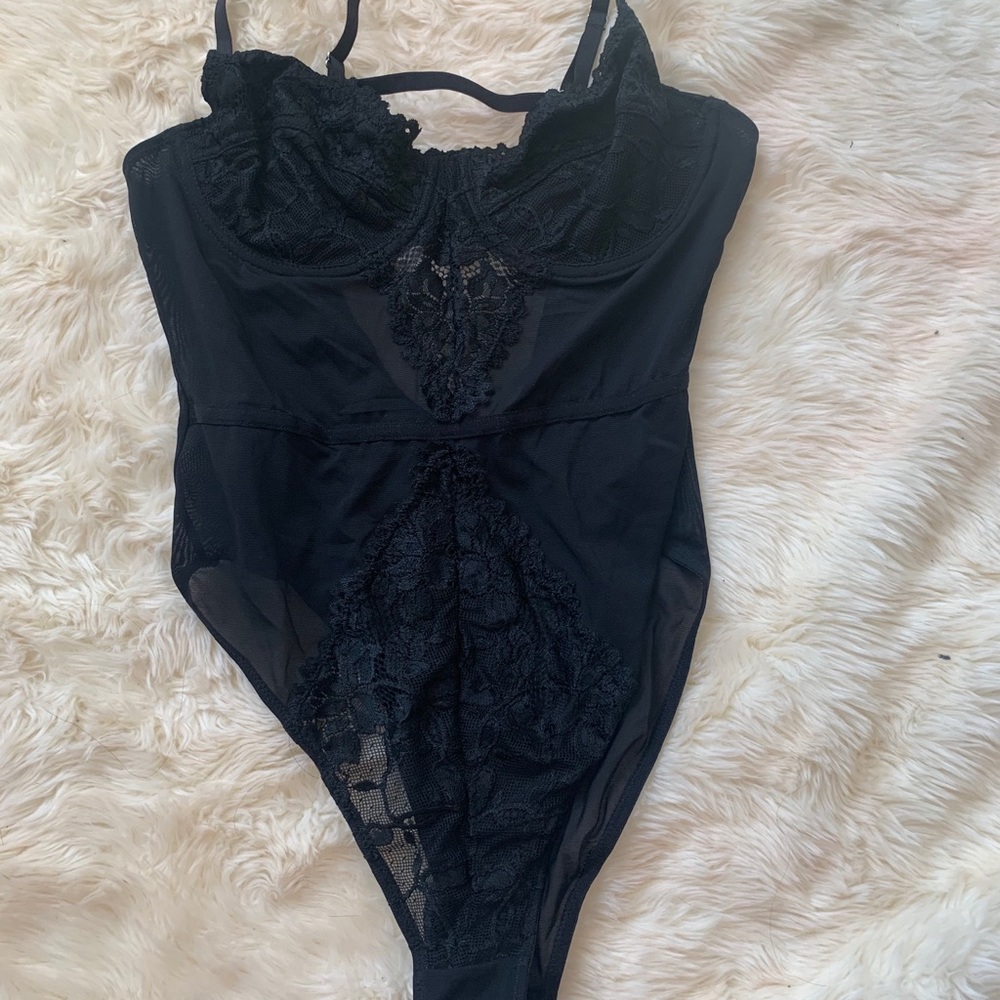 BLACK LACE BODYSUIT